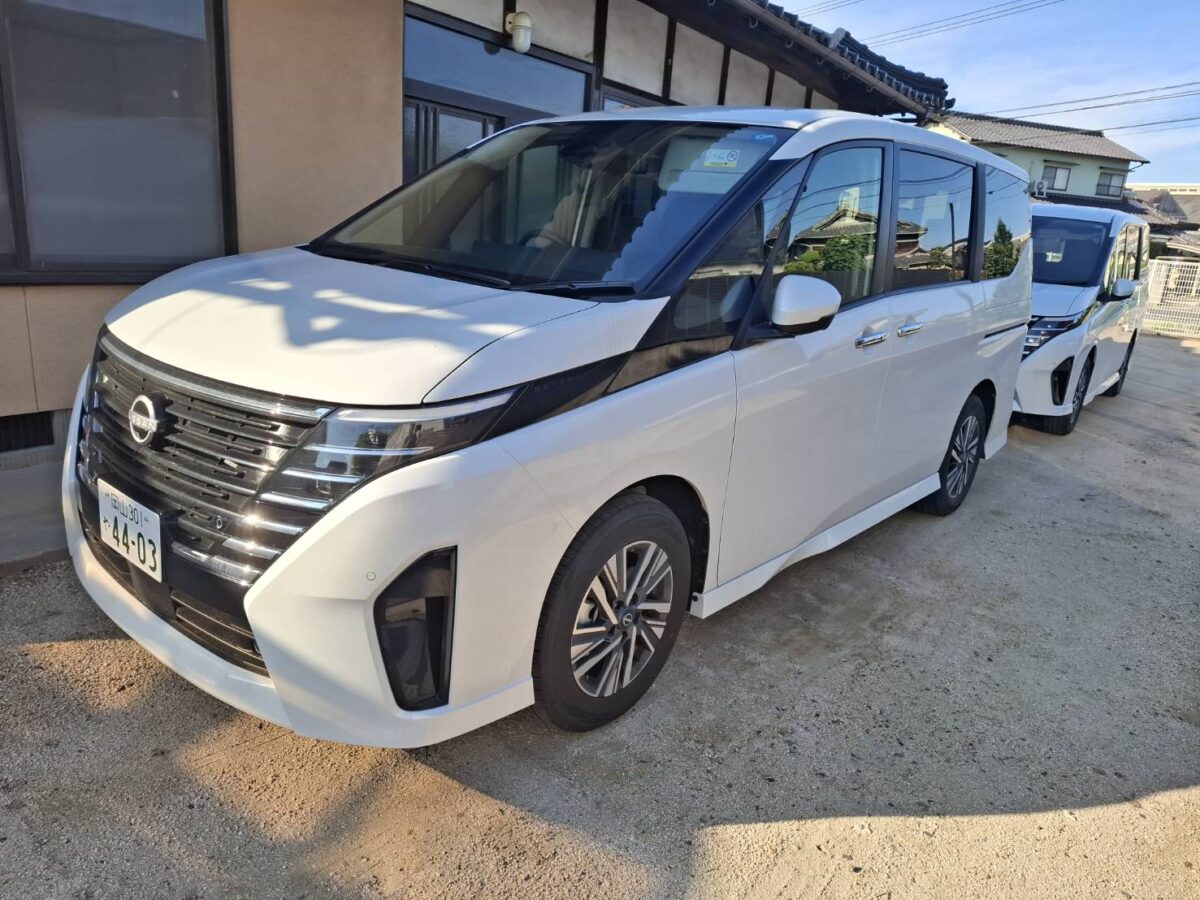 送迎車のセレナ