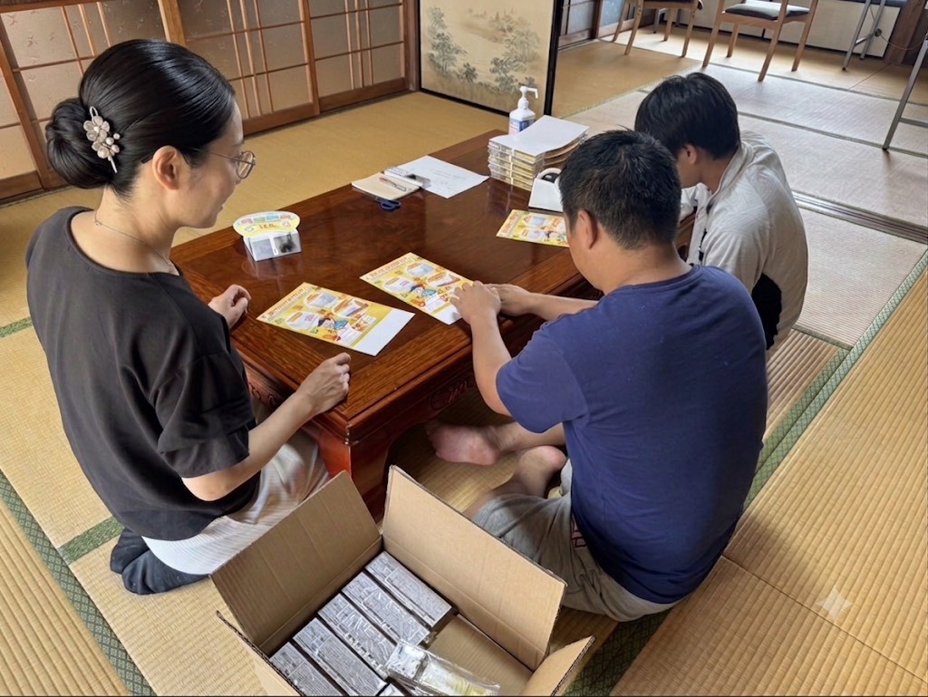 スタッフが利用者さんに寄り添い、一緒に作業する様子