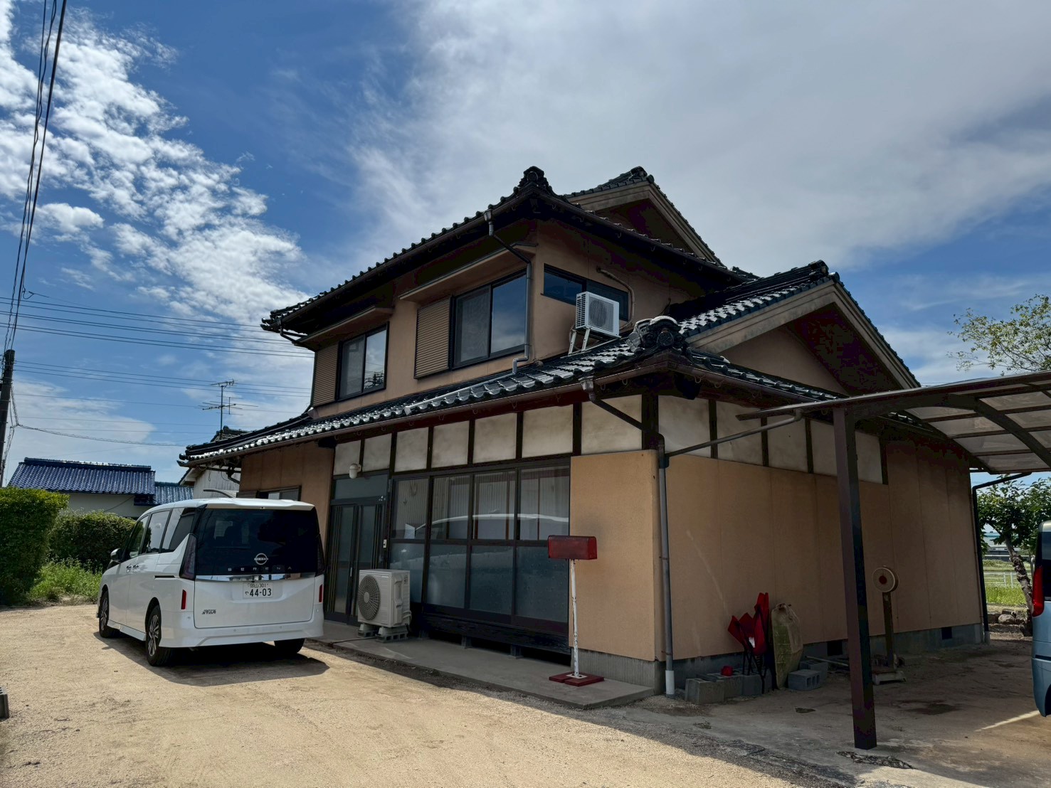ここぷれの事業所外観と送迎車