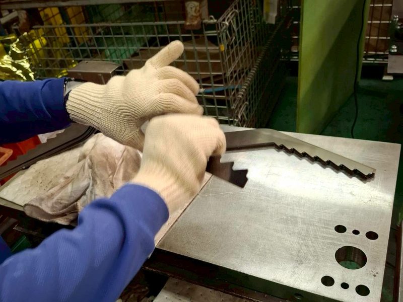 製品を平らにする作業
