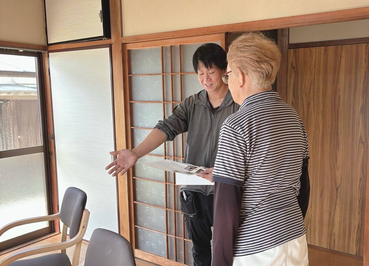 岡山市東区西大寺の就労継続支援B型事業所ここぷれで、職員が見学の方に事業所の中をご案内しているところ