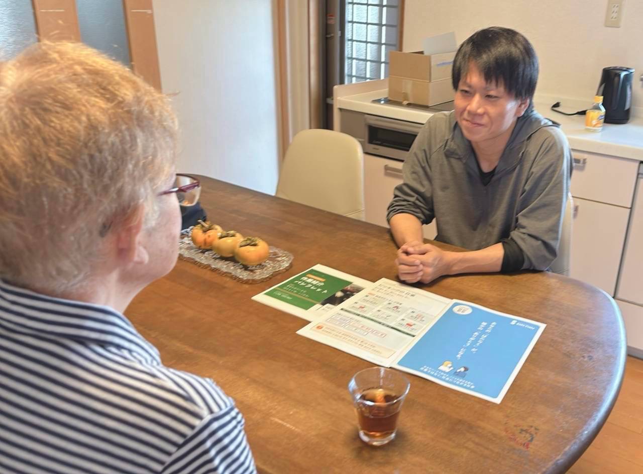 岡山市東区西大寺の就労継続支援B型事業所ここぷれで、テーブルを囲んで見学の方とお話ししているところ