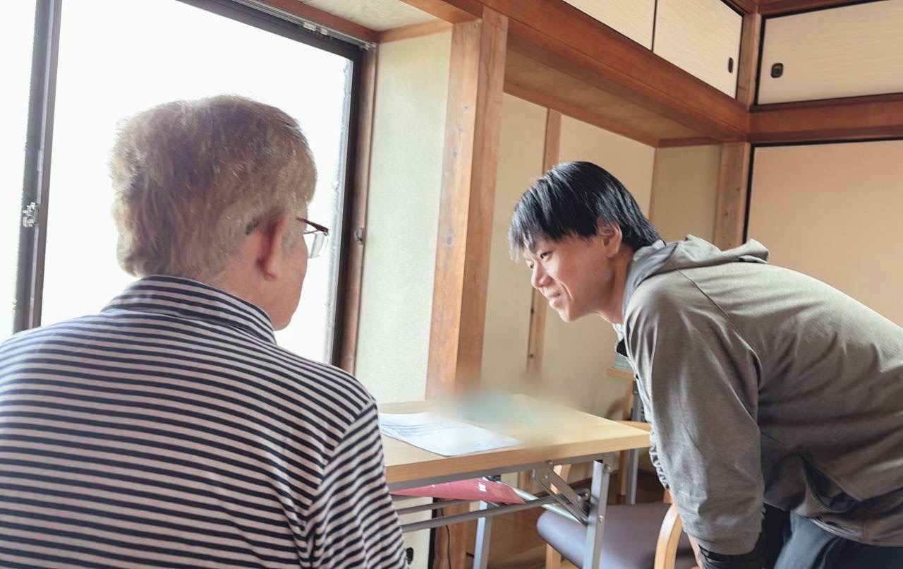 岡山市東区西大寺の就労継続支援B型事業所ここぷれで、職員が利用者さんに声をかけているところ